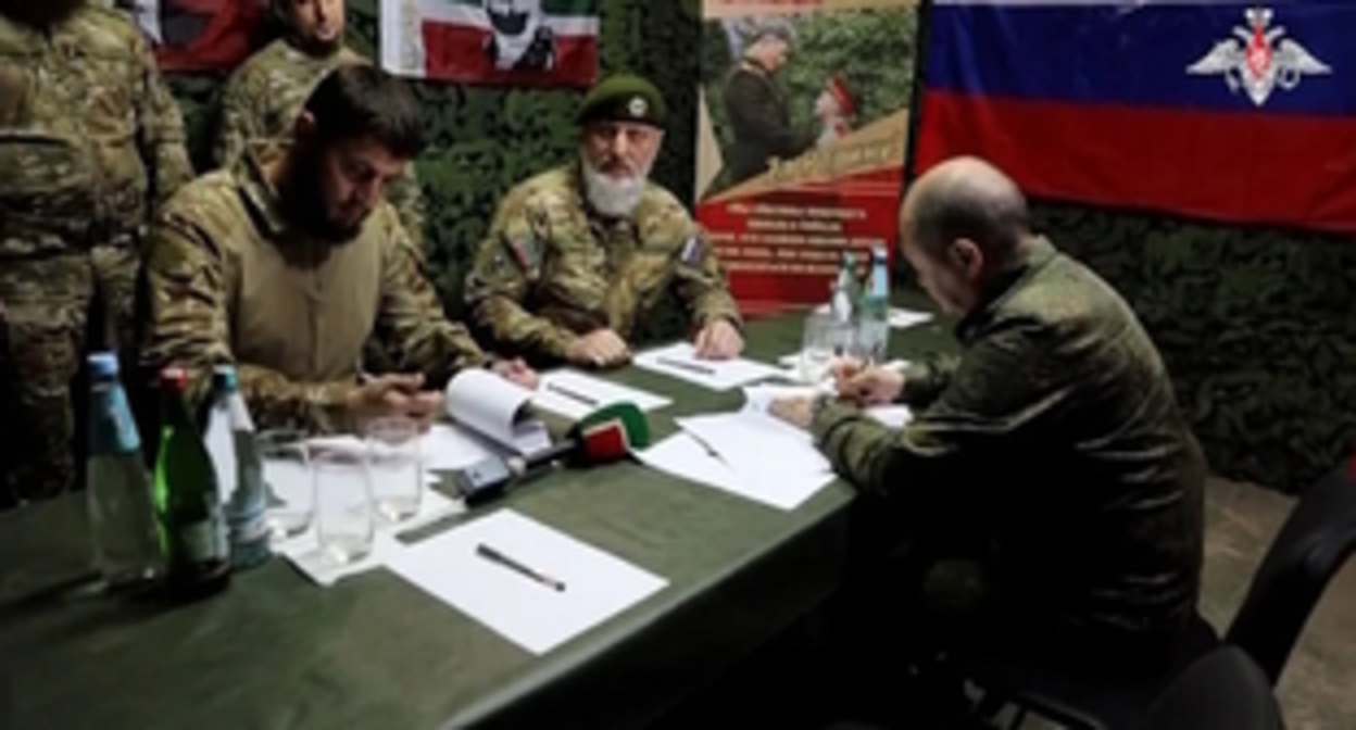 Signing the contract of the Russian Ministry of Defence with the "Akhmat" volunteer units. Adam Delimkhanov is in the centre. June 12, 2023. Photo by the press service of the Russian Ministry of Defence